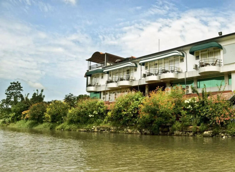 Opulent River Face Hotel