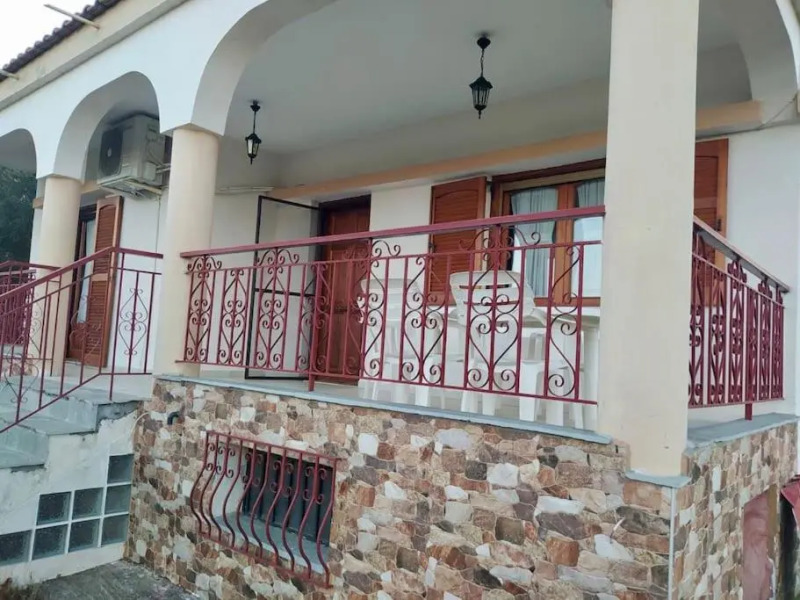 Villa Litsa! Quiet place, beautiful garden, near beach!