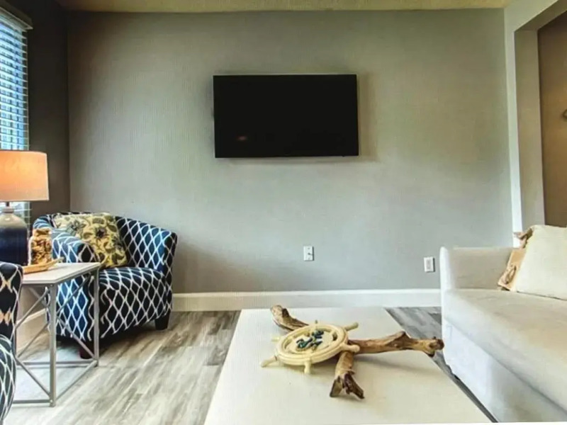 Beachy Chic-Completely renovated- Steps to the Beach