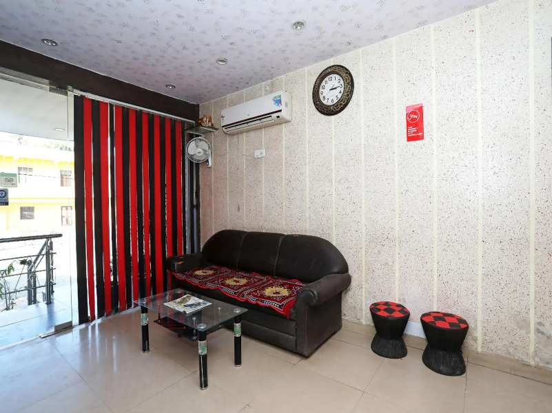 OYO 10413 Hotel Royal Plaza