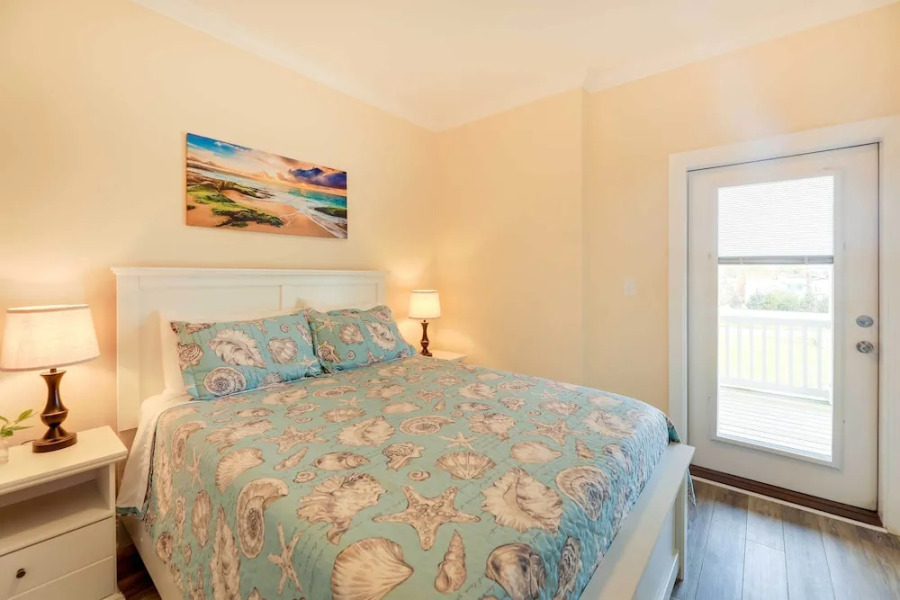 Emerald Isle Vacation Home: Walk to Beach!