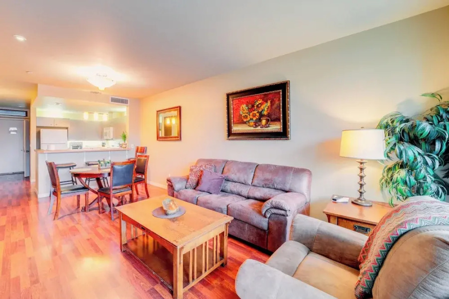 Walk to Lake Chelan: Condo w/ Pool Access