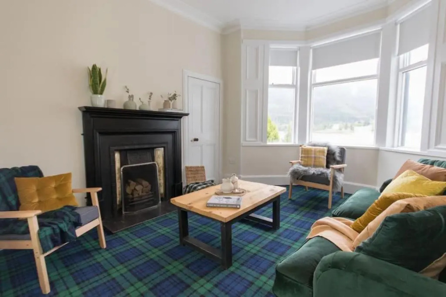 Rossmay House - 4 Bedroom Scottish Villa with waterfront / mountain views