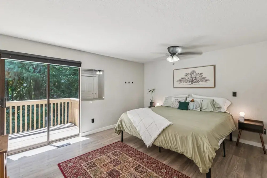 Modern Forest Escape Near Hikes & Lake 6 Bedroom Home