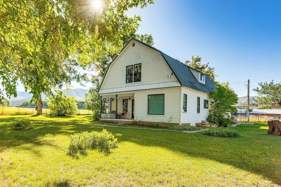 Patio & Mountain Views: Farmhouse in Mancos!