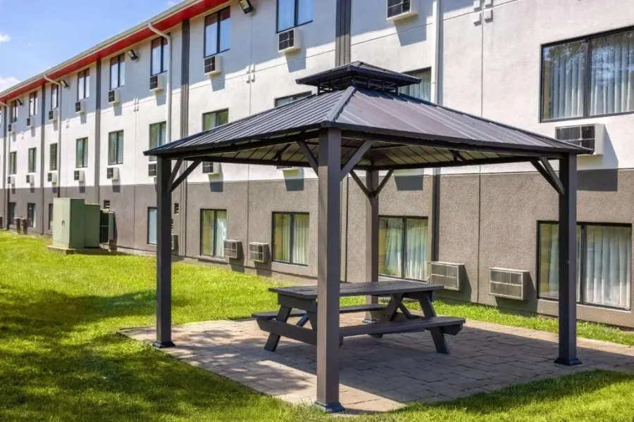 Super 8 St. Clairsville OH/Wheeling WV Area