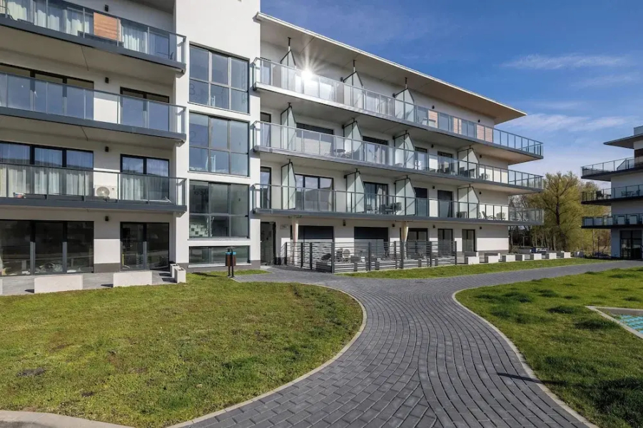 Apartment With Parking by Renters