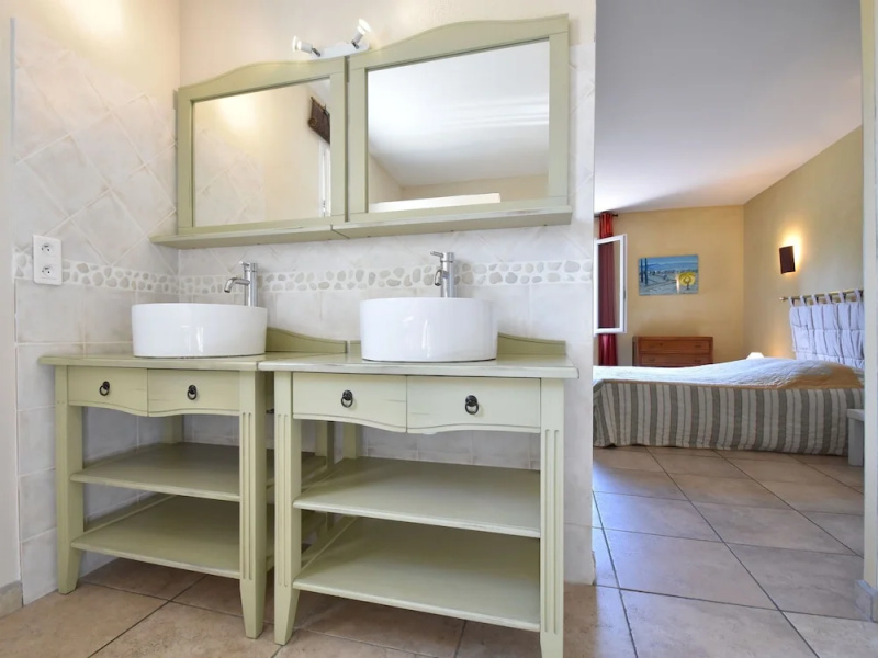 Spacious Villa in Vaison-la-Romaine with Swimming Pool