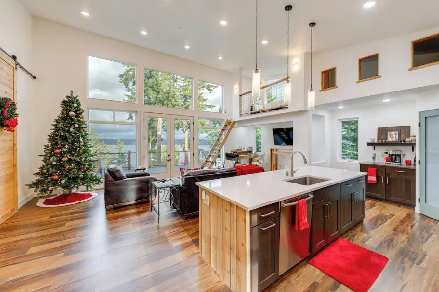 Waterfront Whidbey Island Hideaway w/ Beach Access