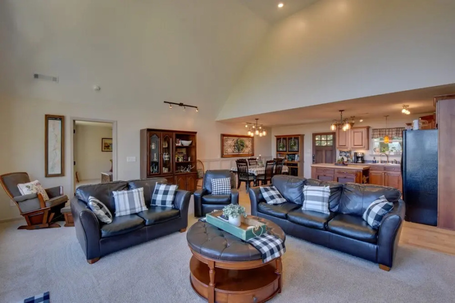 Lakemont Retreat: Game Room, Hot Tub, & Mtn Views!