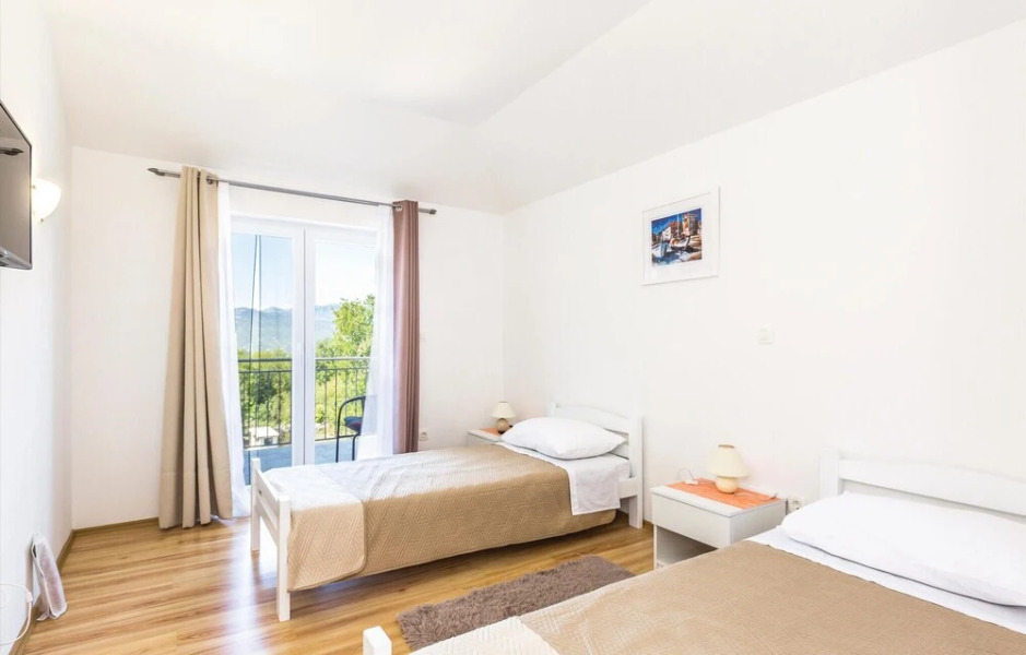 Awesome Home in Blato na Cetini With Wifi and 4 Bedrooms