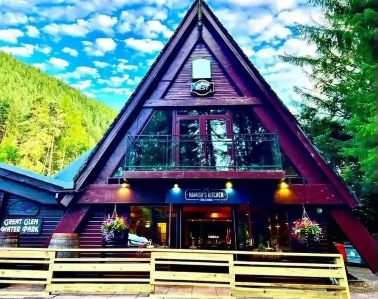 Captivating 5-bed Cottage With Private hot tub