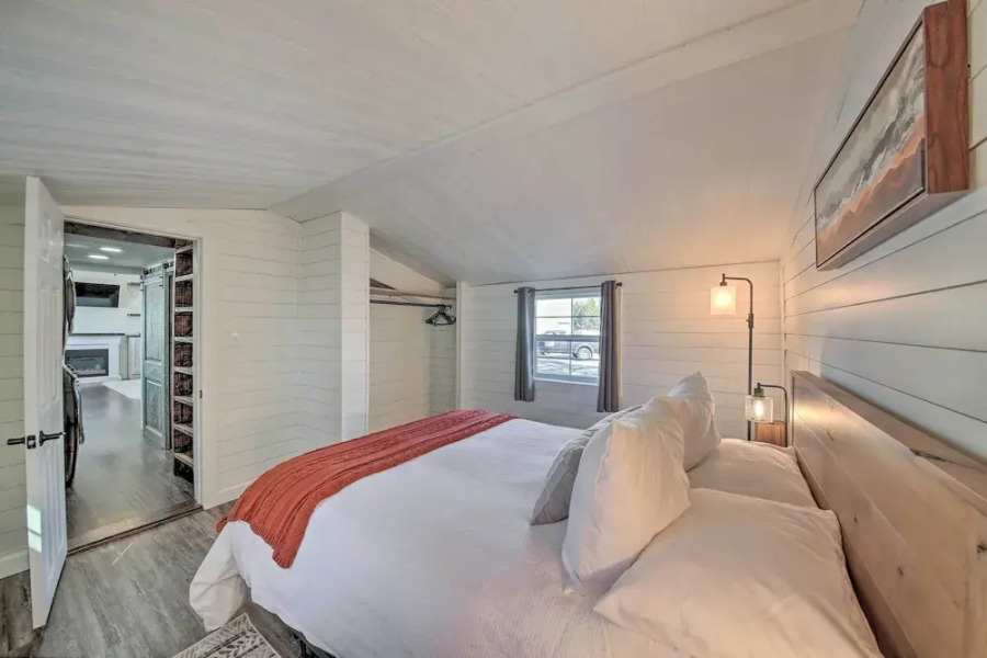 Contemporary Cabin w/ Mountain Views & Deck