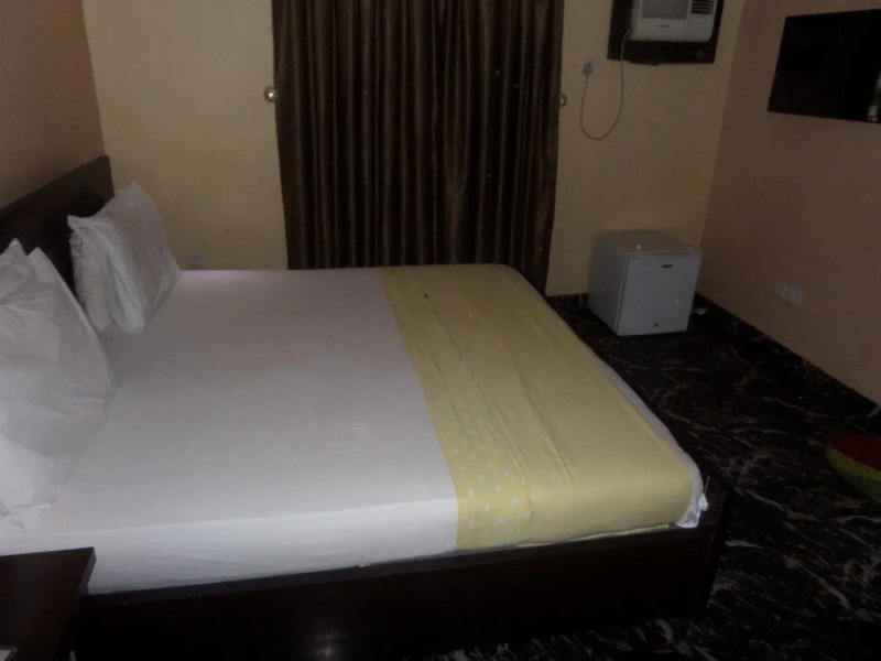 Almond View Hotel and Suites