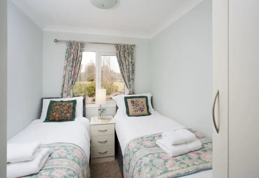 2-bed Cottage With Hot Tub at Loch Achilty, Nc500