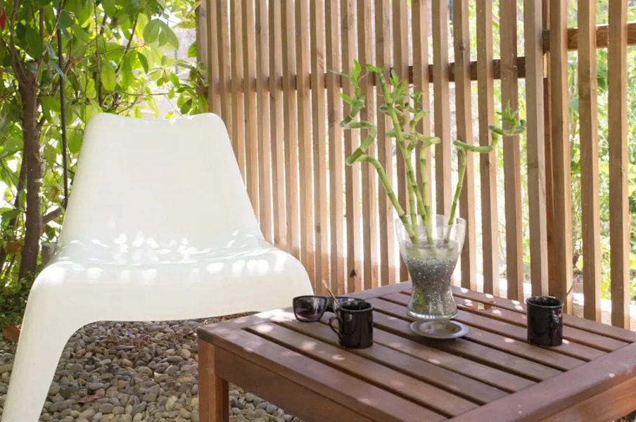 Murs en pierre Terrasse privee Parking