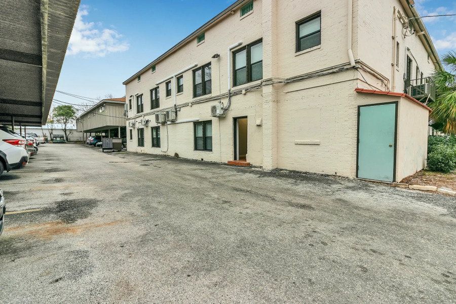 Studio Apt For A Long Term Stay With Parking Included!