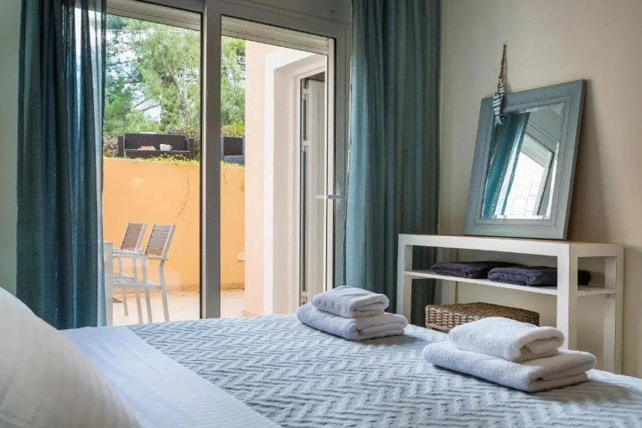 Apartment Lilly, brand new apartment with communal pool, 10 meters from sea