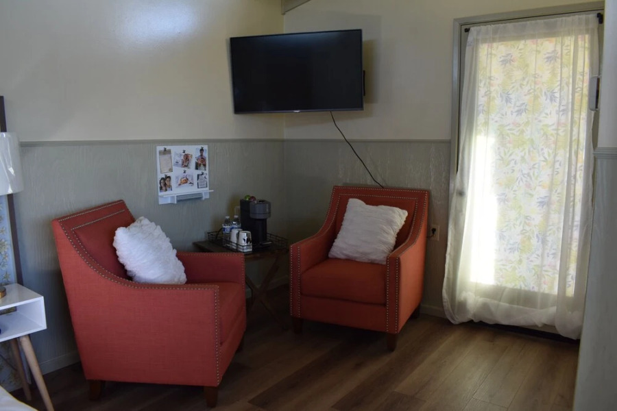 353 Pomeroy Studio Apts by Redawning