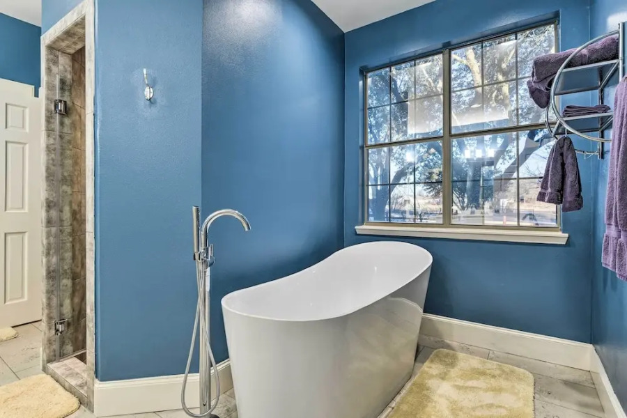 Private Pool: Spacious & Vibrant Argyle Villa!