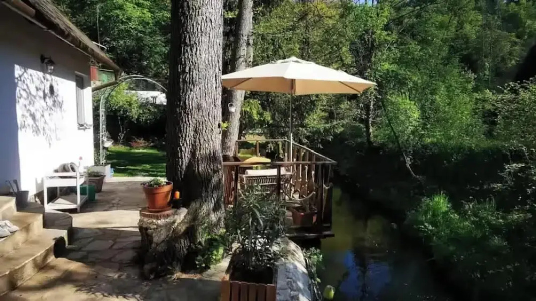 Sunny Wooden House on Creek, 30 Minutes Prague