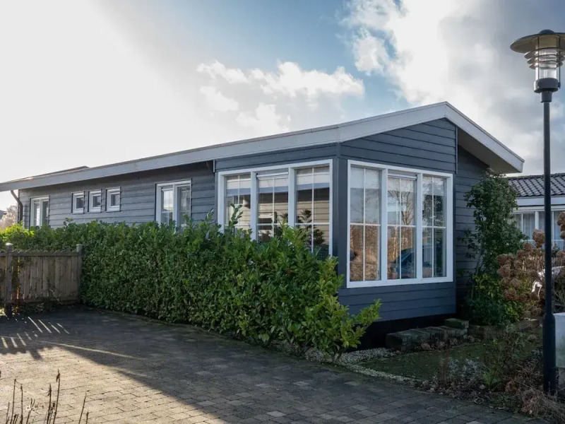 Canal-side Stay, Giethoorn