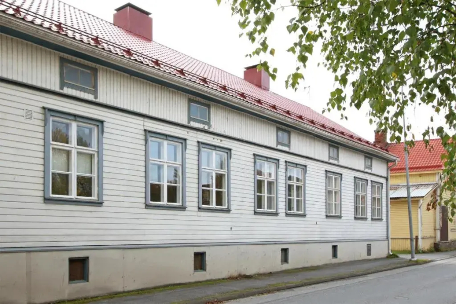 Idyllic central wooden house apartment