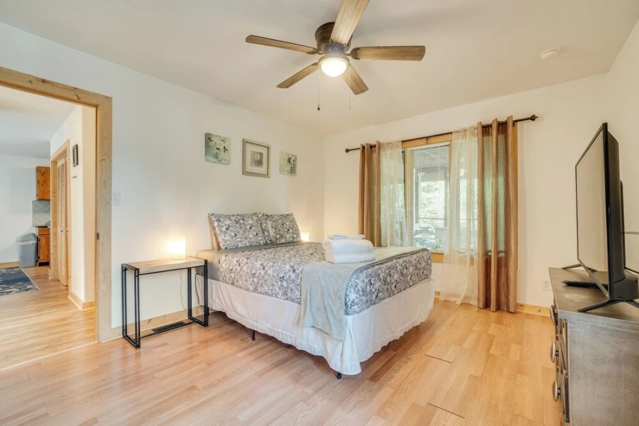 Spacious Rustic Helen Abode ~ 1/2 Mi From Tubing!