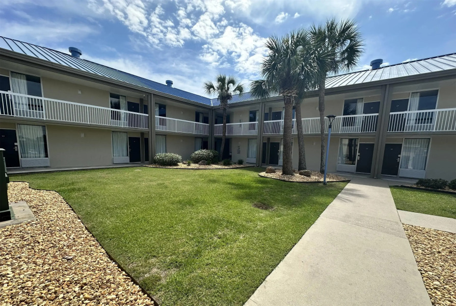 Days Inn by Wyndham Adel I-75