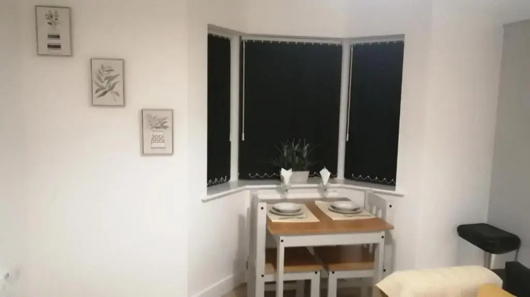 1 Bed Apartment Sleeps 2 - Parking & Wifi