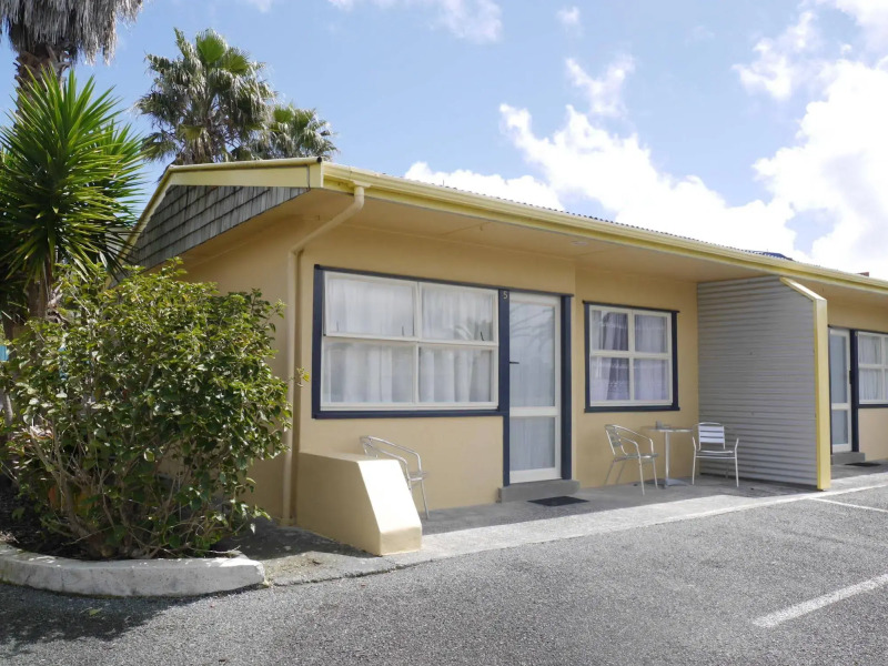 Raglan Palm Beach Motel
