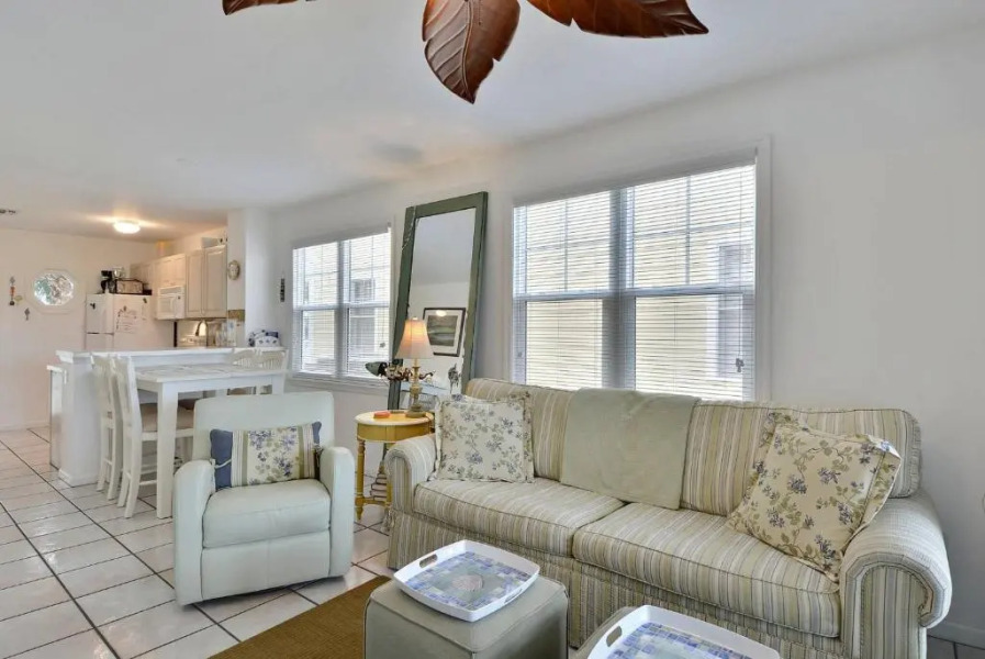 Coral Breeze by Avantstay Close to Beach w/ Balcony & Shared Pool! Month Long Stays Only