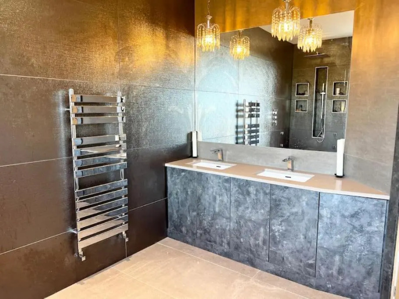 Manchester Luxury Country House Close To The City With Hot Tub & BBQ Fire Pit.