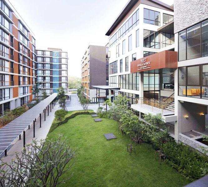 Balcony Courtyard Hotel & Serviced Apartment