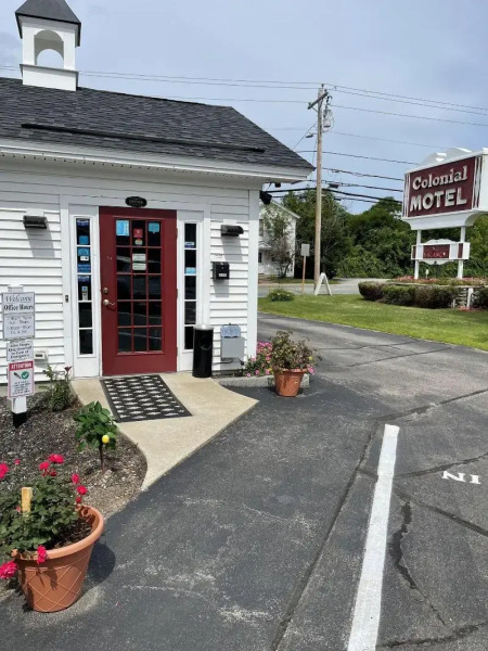 Colonial Motel