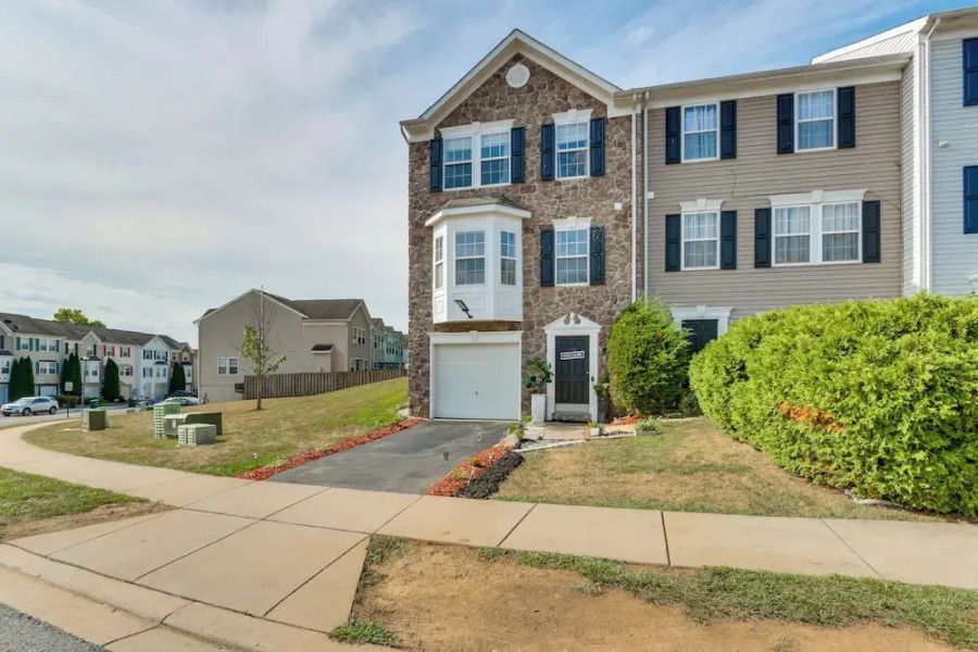 < 2 Mi to Dtwn Hagerstown: Townhome w/ Fireplace