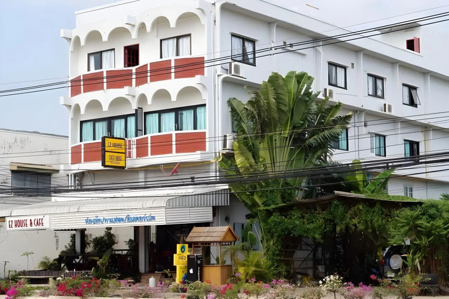 EZ House & Cafe