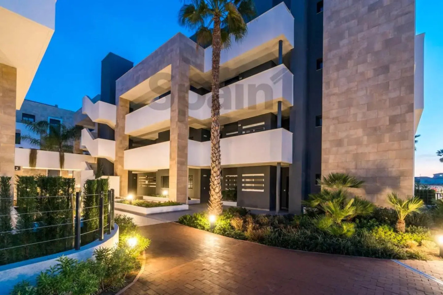 Exclusive apartment in Flamenca Village with gym, sauna, 3 pools - 600 m from the beach