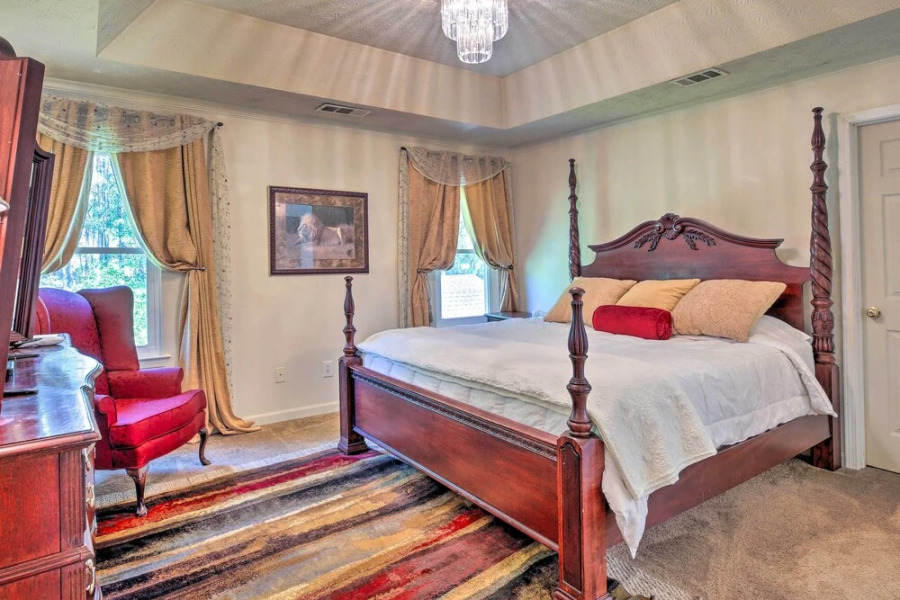 Pet-friendly Home w/ Yard ~ 15 Mi to Atlanta!