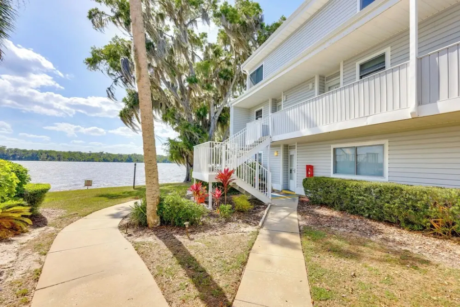 Private Balcony w/ Water Views: Welaka Condo!