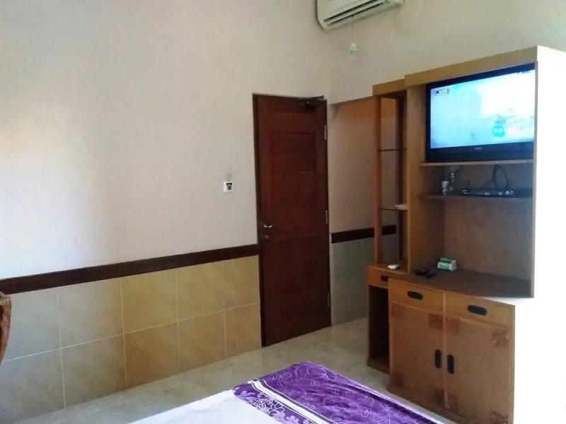 A Very Nice Cozy Family Home With 2 Floors, Fully Furnished.