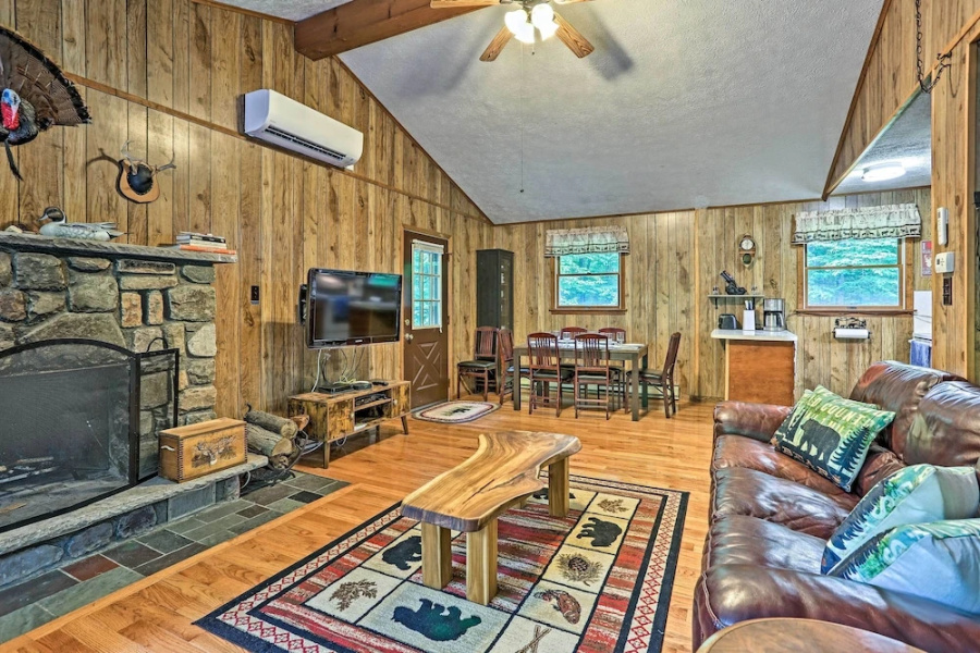 Home in Big Bass Lake Community: Fire Pit & Grill!