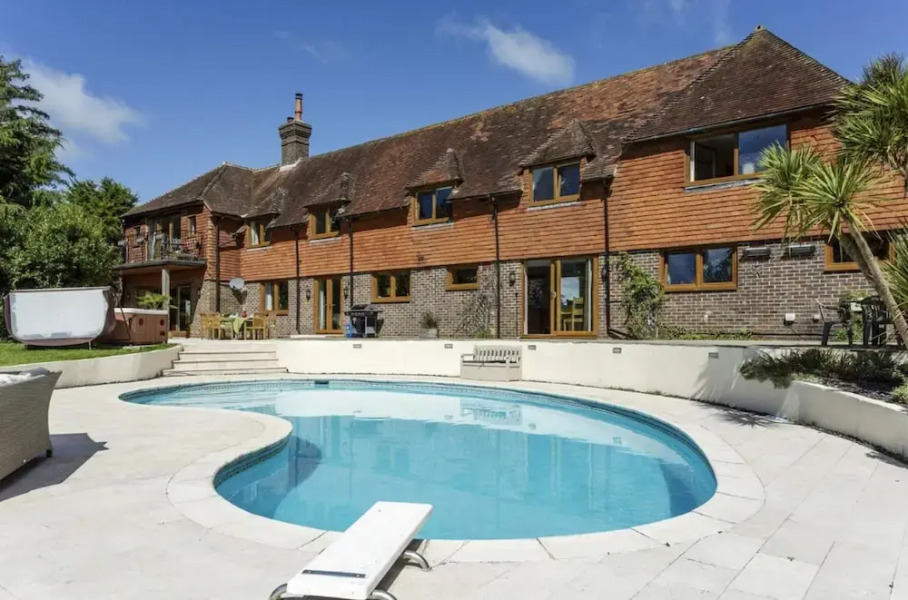 Sleeps10/18-parking-garden-pool-hottub-balcony