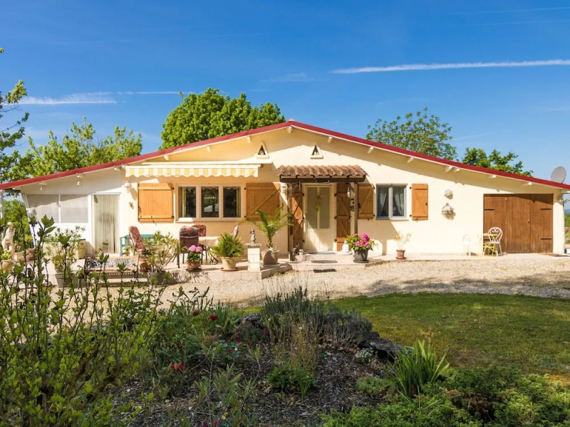 Sunlit Bungalow With Private Pool in Nadaillac-de-rouge