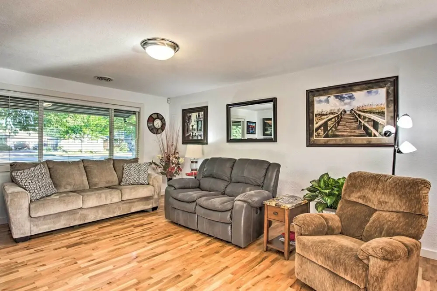 Eugene Retreat: Large Yard + Central Location