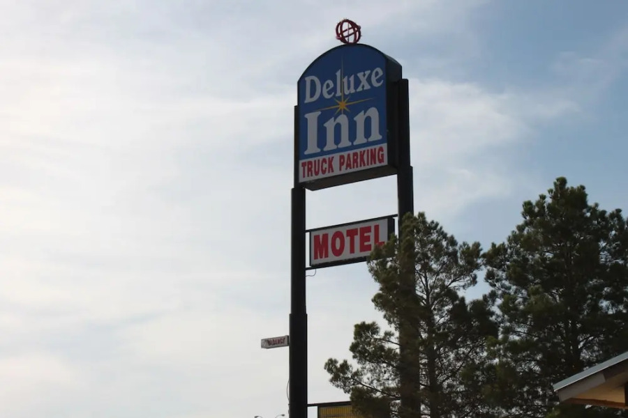 Deluxe Inn Motel