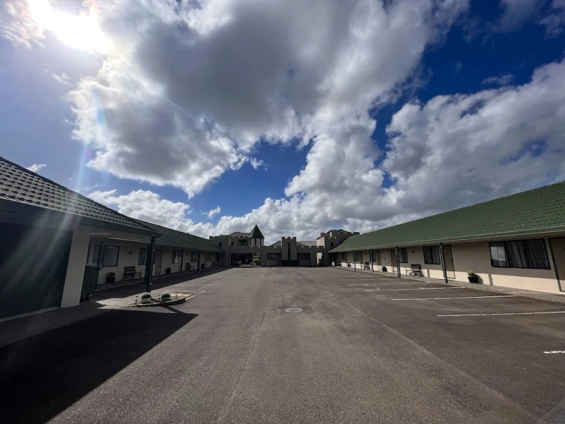 Camelot Motor Lodge 2004