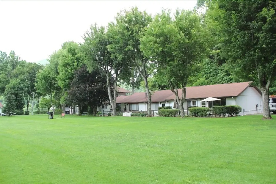 The Chalet Motel & Apts