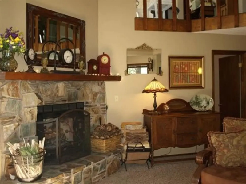 Whispering Pines Inn