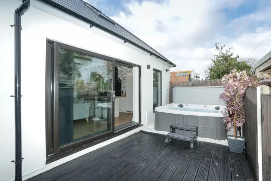 The Broadway Beach Homes Airbnb With Hot tub